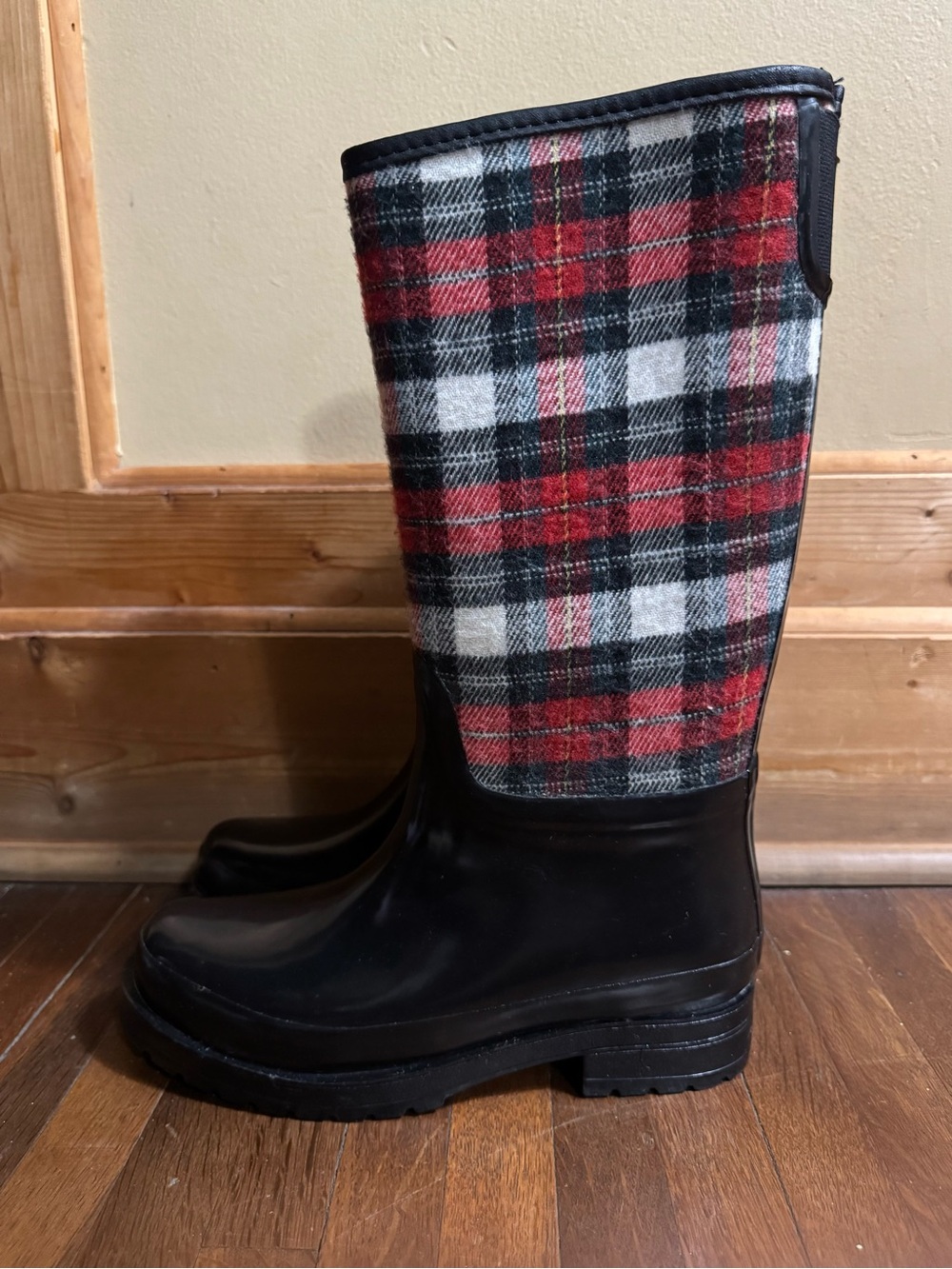 Women’s Bass Red & black plaid rain boots size 8 brand new